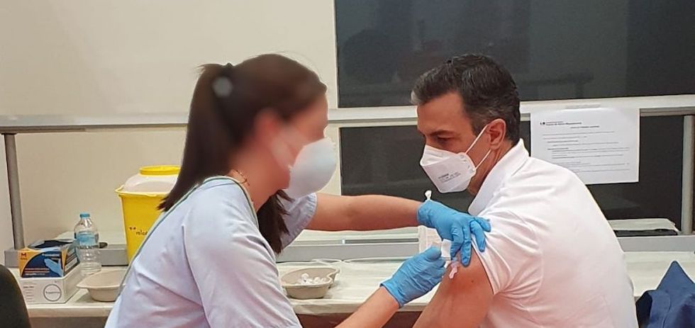 El presidente del Gobierno, Pedro S&aacute;nchez, recibe su primera dosis de la vacuna contra la COVID-19 | Twitter / @sanchezcastejon