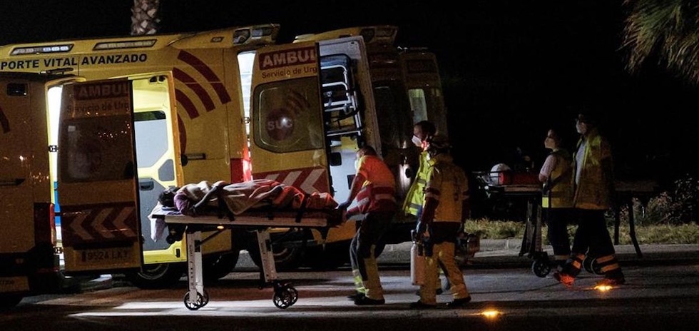 Momento de la evacuaci&oacute;n en helic&oacute;ptero de tres ocupantes de una patera a 500 km de Gran Canaria EFE | &Aacute;ngel Medina G.