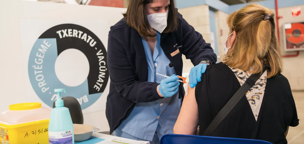 Centro de vacunaci&oacute;n en Donostia. Shutterstock / Unai Huizi Photography