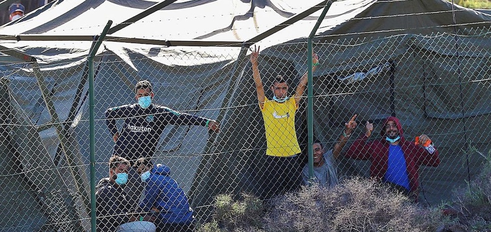 Varios inmigrantes, en el centro de atenci&oacute;n temprana a extranjeros de Barranco Seco en Las Palmas.| Efe