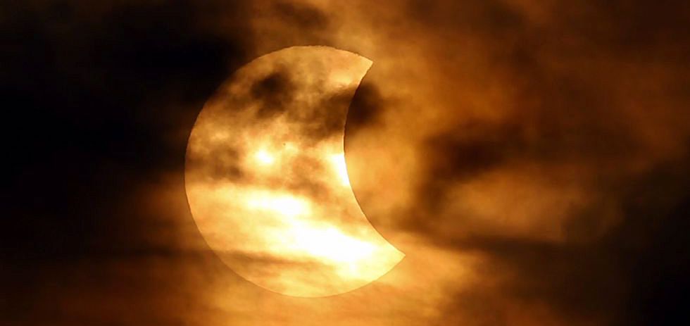 Vista de un eclipse parcial de sol en Bangkok (Tailandia). RUNGROJ YONGRIT EFE