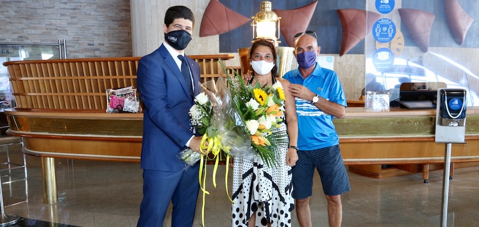 El director del Gloria Palace Amadores Thalasso & Hotel, Alberto Freniche (izqda) recibe a los primeros clientes tras la reapertura | JULIÁN REYES