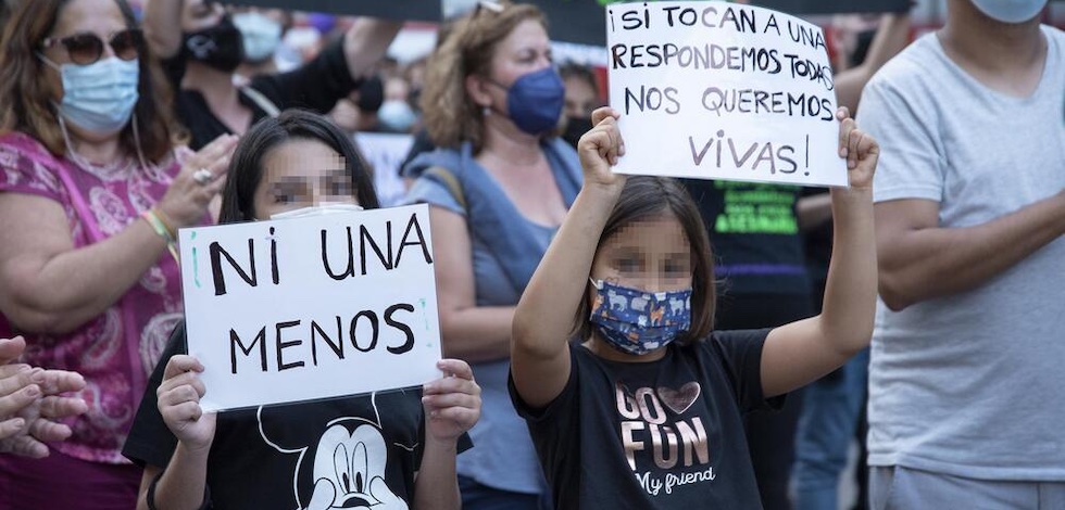 Dos ni&ntilde;as participan en una concentraci&oacute;n feminista en la Plaza de la Candelaria en repulsa por "todos los feminicidios", a 11 de junio de 2021, en Santa Cruz de Tenerife - Foto: Europa Press