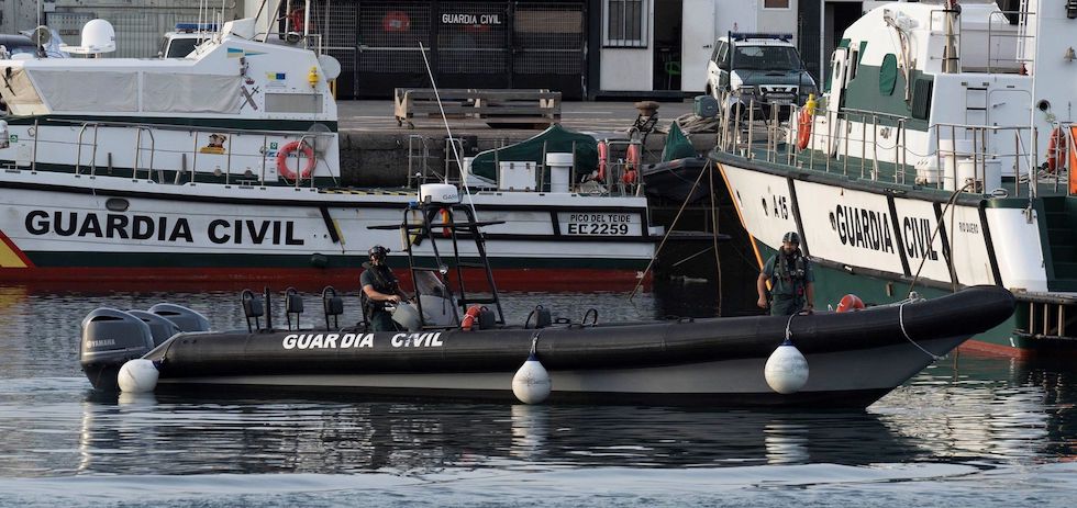 Varias embarcaciones de la Guardia Civil atracadas en el muelle de Santa Cruz de Tenerife, este viernes.Miguel Barreto / EFE