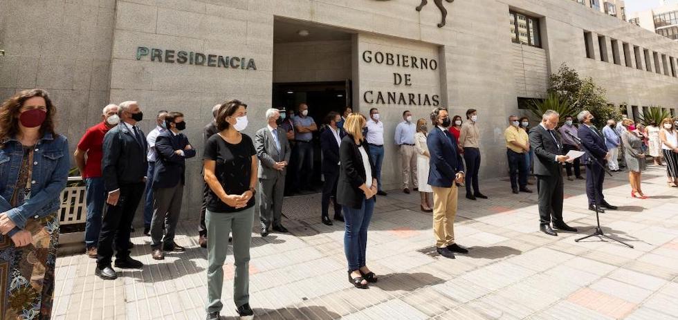 El presidente de Canarias, &Aacute;ngel V&iacute;ctor Torres, estuvo presente en la concentraci&oacute;n en la que se ley&oacute; un manifiesto en recuerdo de las ni&ntilde;as Anna y Olivia.Quique Curbelo/EFE