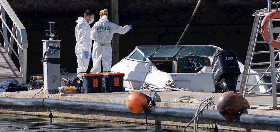 Polic&iacute;a Cient&iacute;fica analiza una embarcaci&oacute;n. EFE