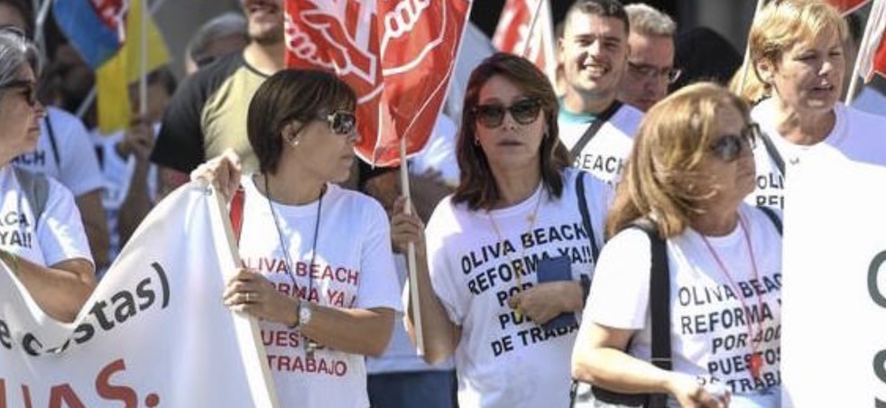 Trabajadoras del hotel Oliva Beach en la Plaza de la Feria de Las Palmas.