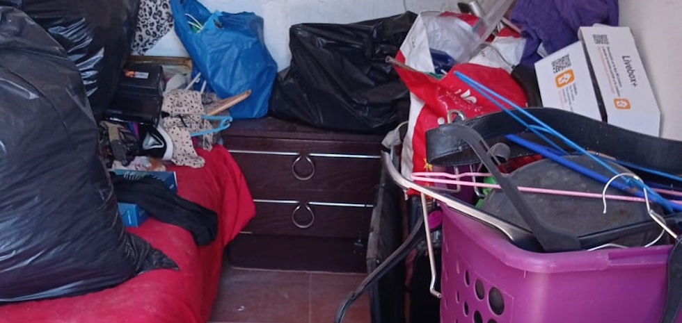 Cuarto en el que Carmenza duerme y ha acumulado sus cosas.