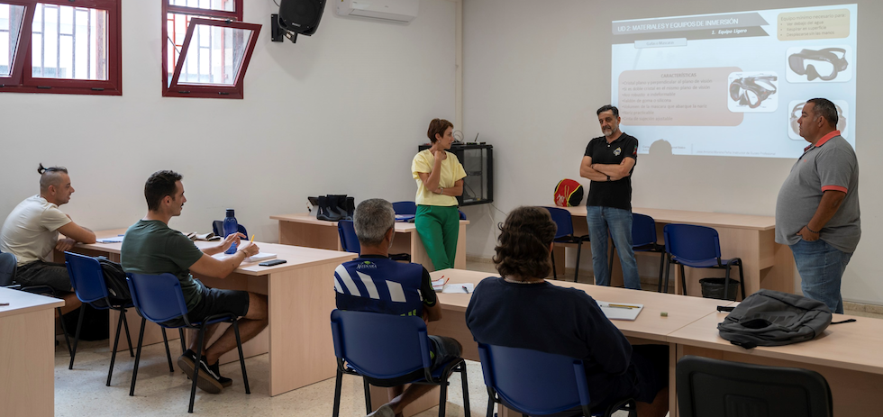 La alcaldesa de Mogán, Onalia Bueno, y el edil de Pesca, Víctor Gutiérrez, en su visita al curso Buceador Profesional Básico