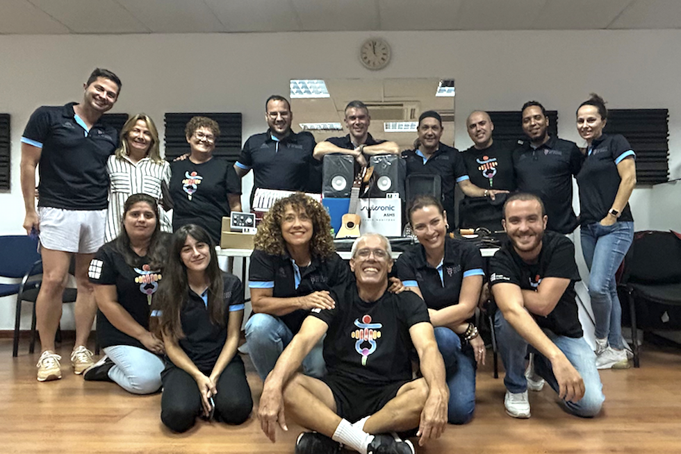 Profesorado de las Escuelas Artísticas y la edil Consuelo Díaz con el nuevo material