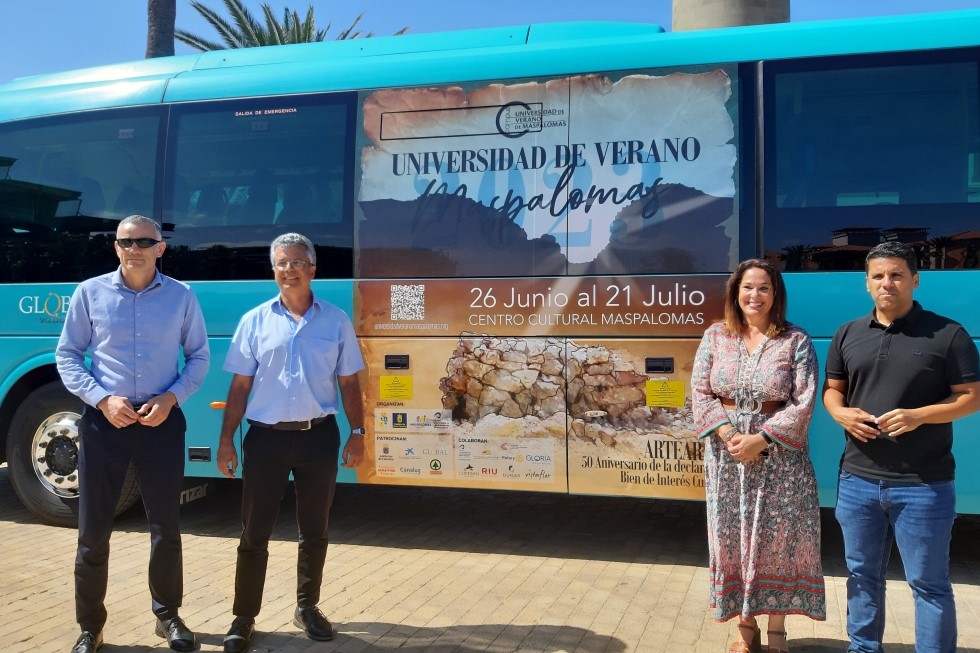 Víctor Quintana, Germán Santana, Elena Espino y Samuel Henríquez, junto a la guagua de GLOBAL