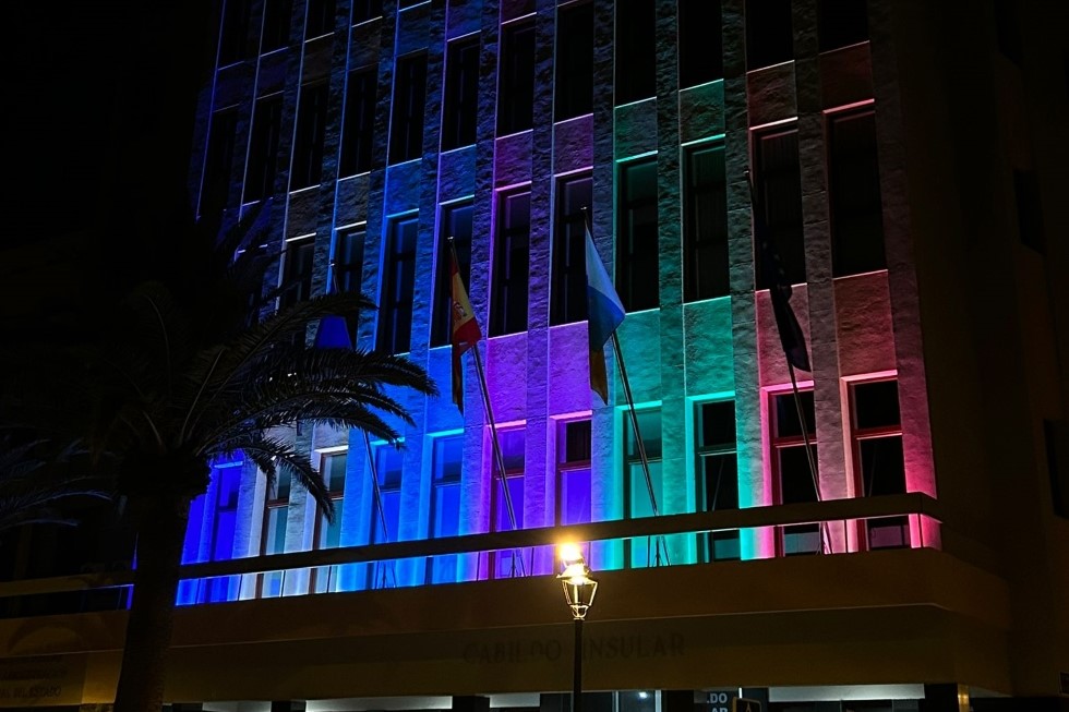 Cabildo de La Palma iluminado con los colores del colectivo LGTBI