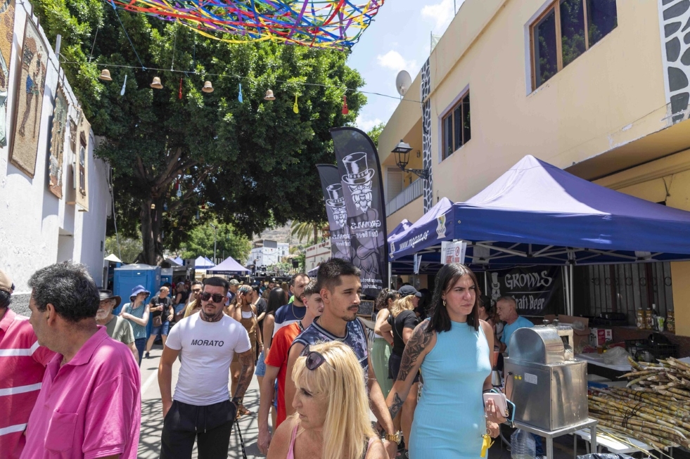 Mercadillo en la calle San José. Mogán