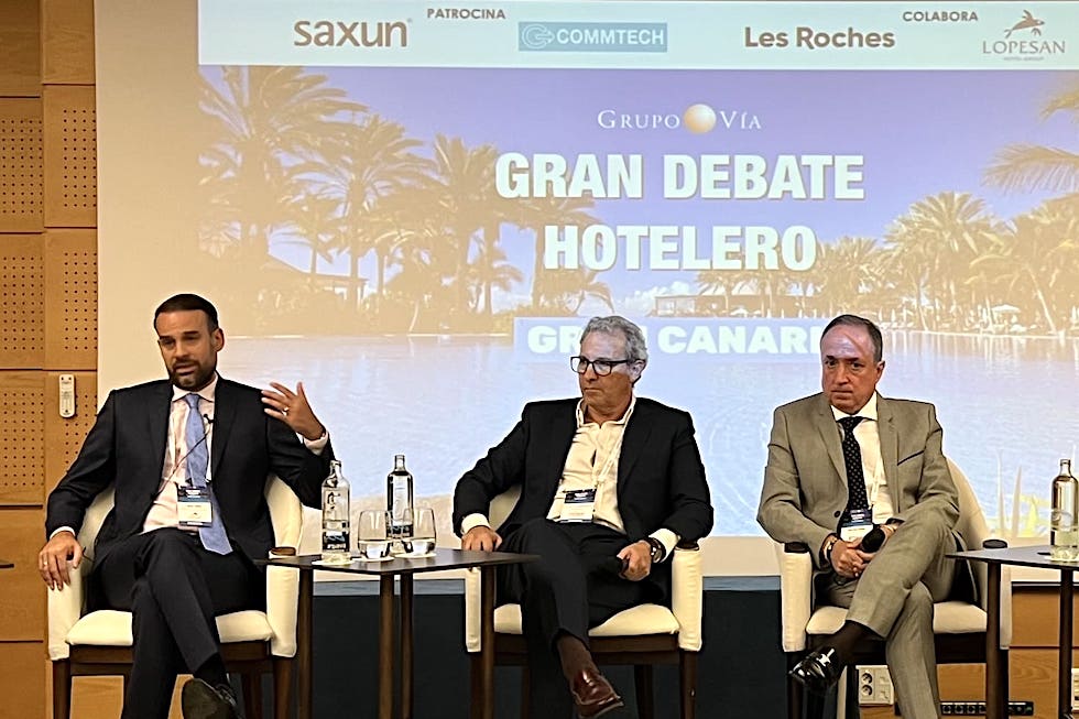 A la izquierda, José Alba, director general de la división hotelera de LOPESAN HOTELS & RESORTS