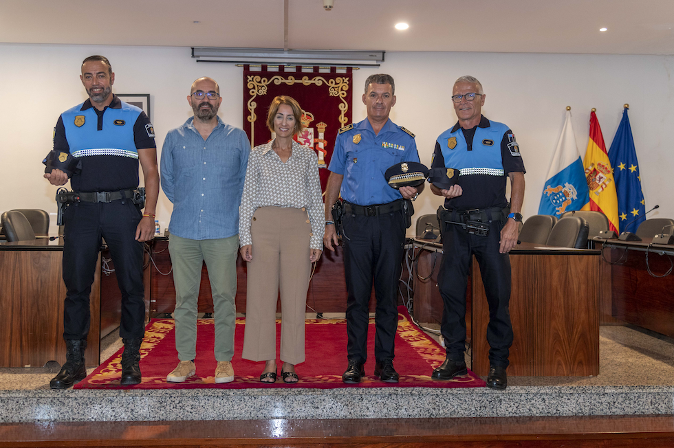 Marcos Domínguez, el secretario de la Corporación, la alcaldesa, el jefe de la Policía y Juan Luis Segura