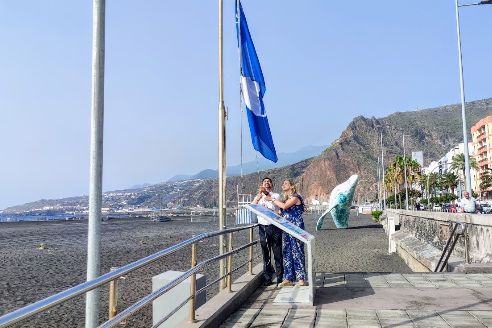Foto del instante del izado de la Bandera Azul para la playa de Santa Cruz de La Palma