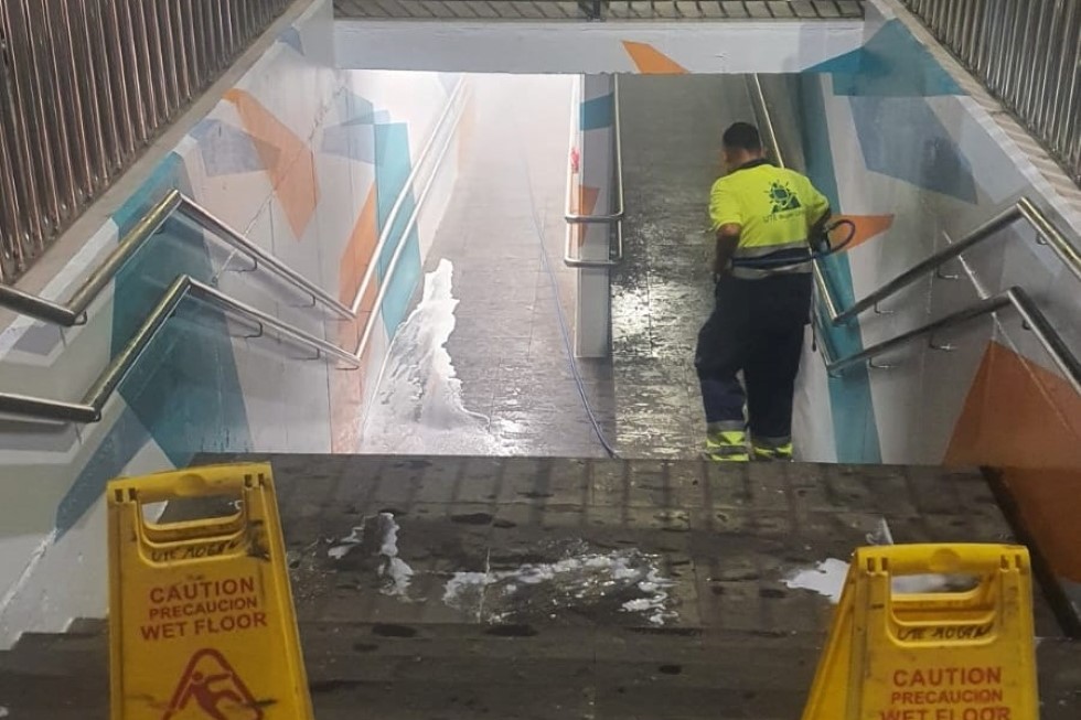 Labores de limpieza en el paso subterráneo de la GC-500, Arguineguín
