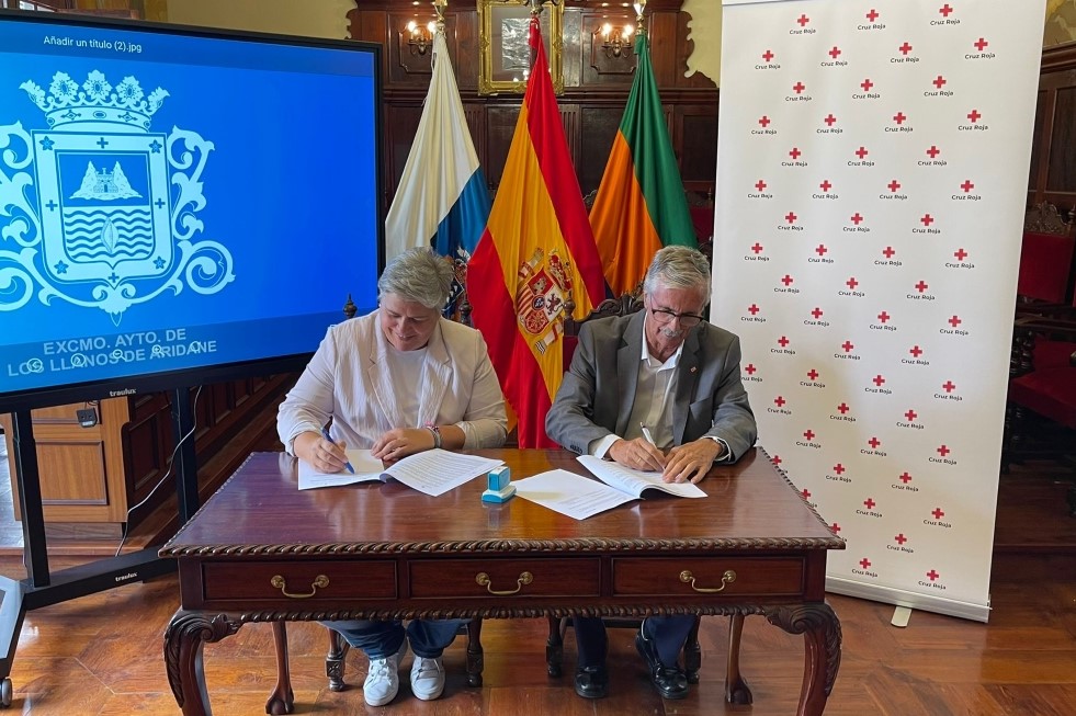 Firma del acuerdo con Cruz Roja