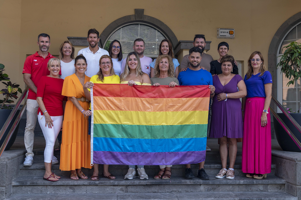 Grupo de Gobierno con la bandera LGTBIQ+  tras lectura del manifiesto