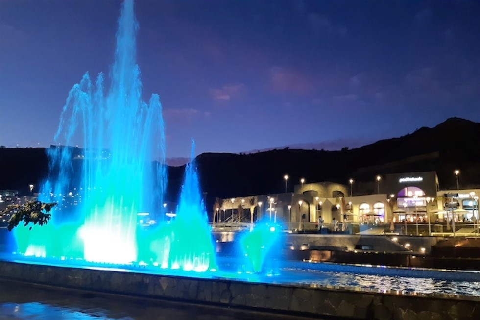 Fuente del centro comercial Mogan Mall. Imagen de archivo