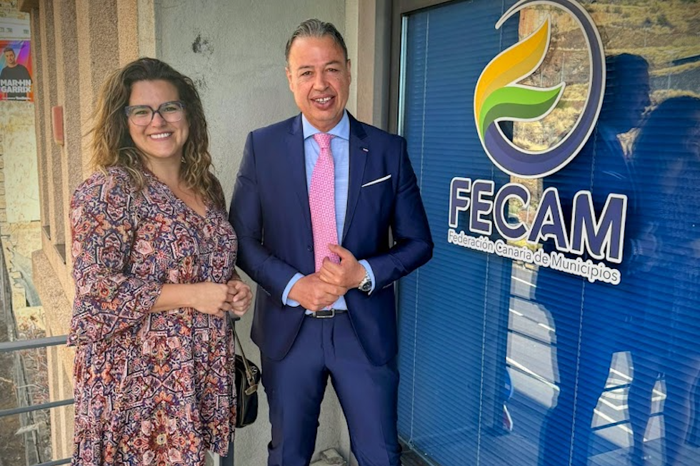 La concejala de Bienestar Social del Ayuntamiento de Sta Cruz de La Palma y el director del Instituto Canario de la Vivienda