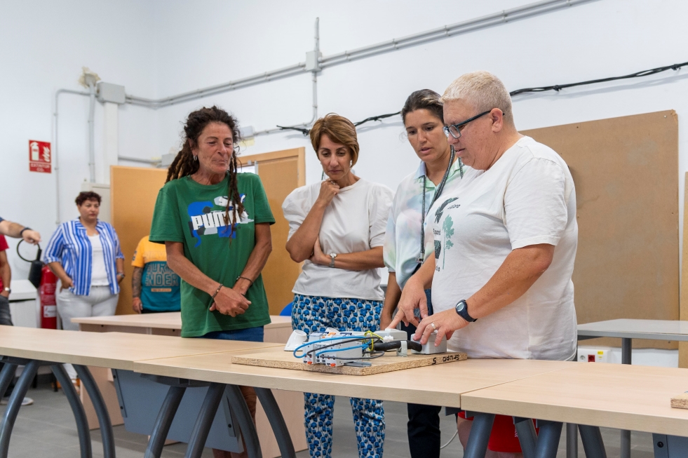 Alcaldesa y concejala durante su visita al PFAE Ilumina Mogán