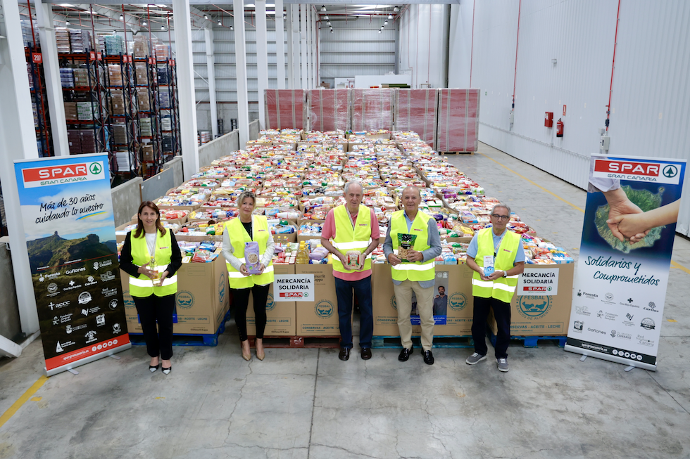 Representantes de SPAR Gran Canaria y banco de alimentos durante la entrega de la mercancía
