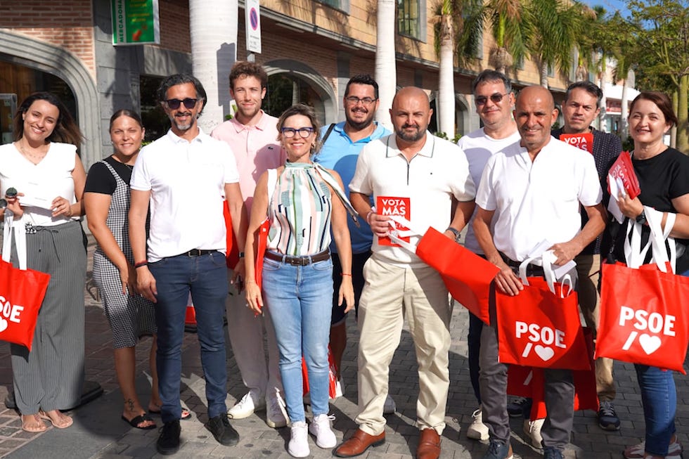PSOE-Hablemos Ahora durante su recorrido por San Fernando.