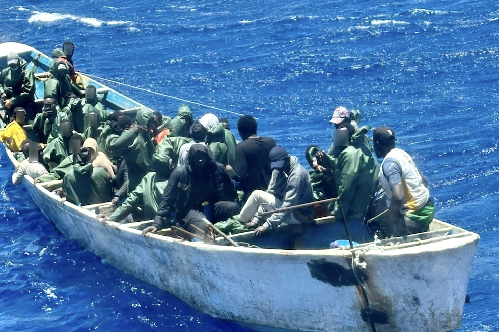 Cayuco con personas a bordo. Imagen de archivo