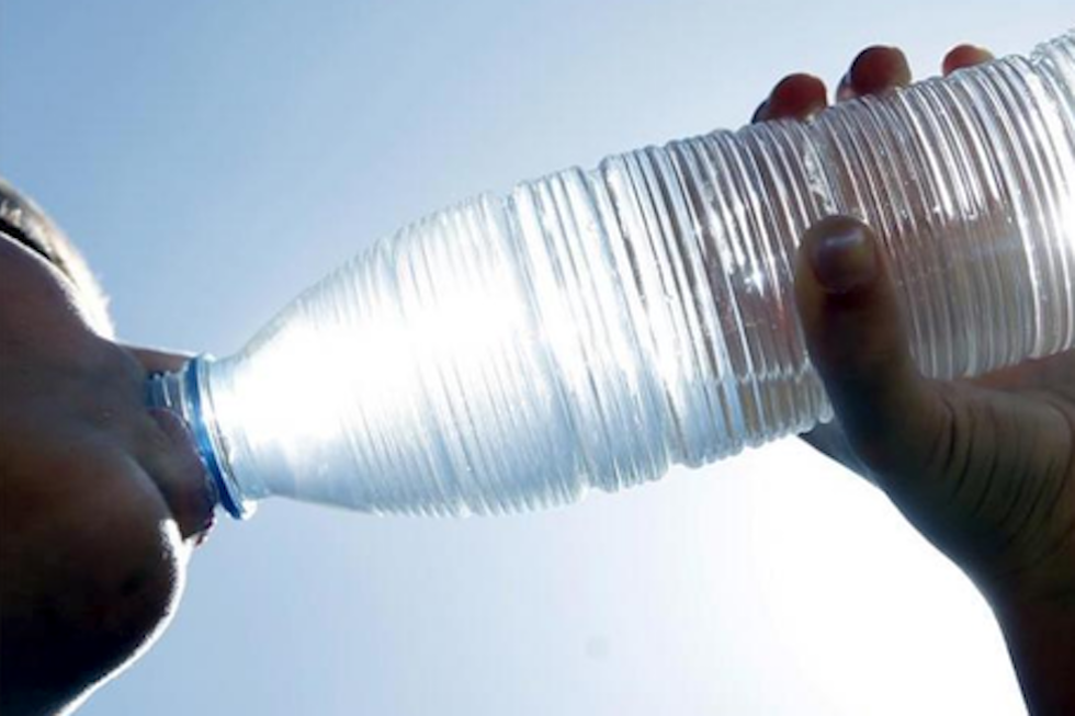 Botella de agua. Imagen de archivo
