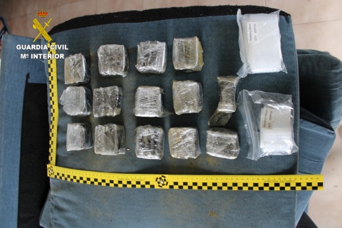 Droga incautada en uno de los domicilio