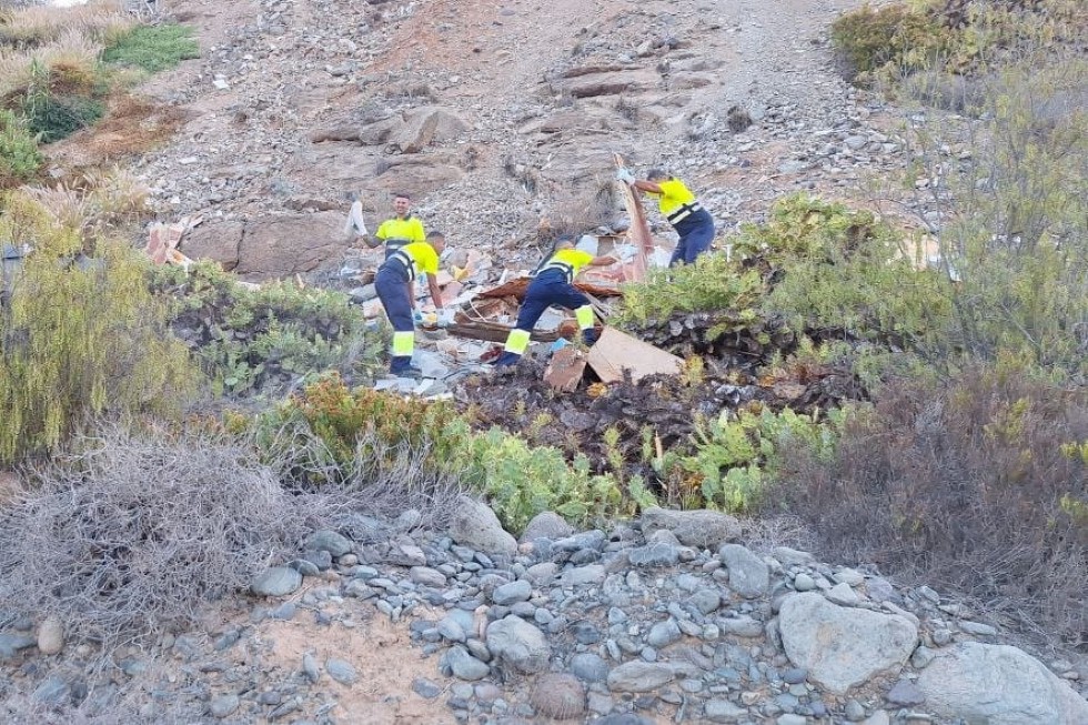 Limpieza en la ladera de Lomo Gordo