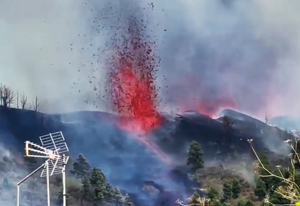 Inicio de la erupción, desde una casa cercana