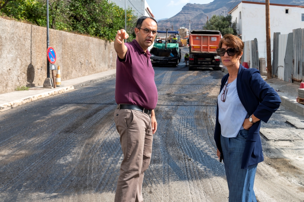 Ernesto Henández y Onalia Bueno durante las  visitas a las obras de asfaltado en El Horno