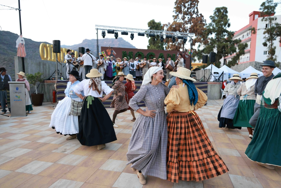 AF Los Pescadores y alumnado de Danza Folcórica de Escuelas Artísticas de Mogán del que forma parte la alcaldesa