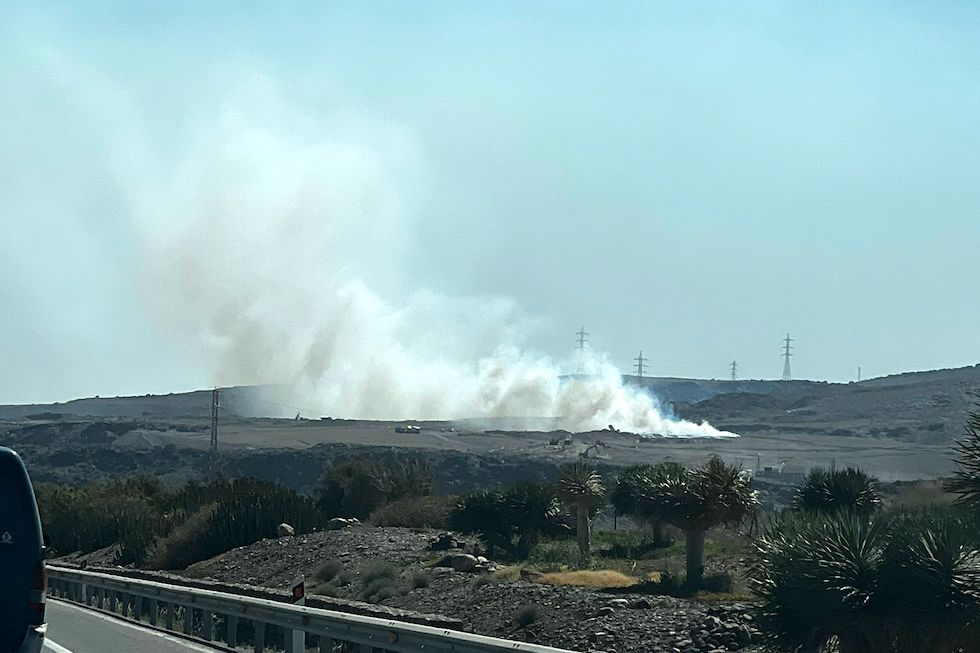 Una densa columna de humo vista desde la autopista. Maspalomas Ahora