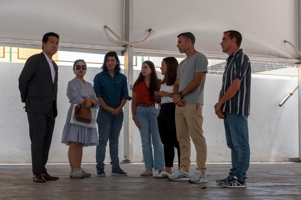 Cónsul, técnico consulado, representantes de The Quest, Emily Quintana, Luis Becerra  e Iván Ramos