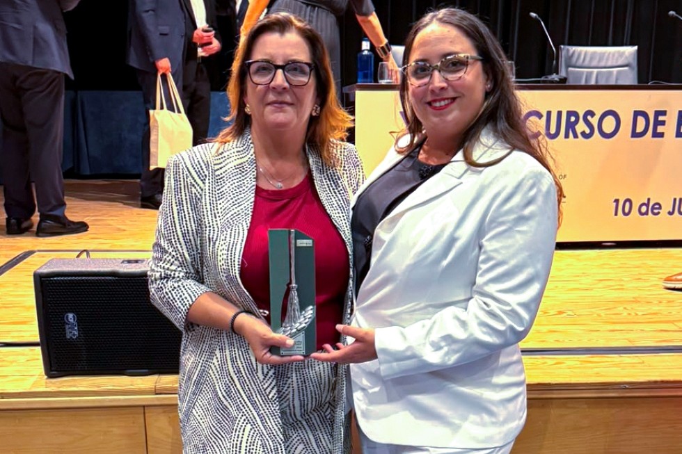 Minerva Oliva y Mar&iacute;a Cecilia Santana, con la Escoba de Plata | Maspalomas Ahora