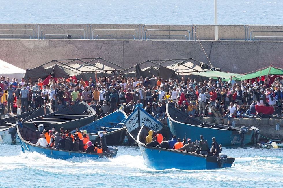 Muelle de Arguinegu&iacute;n donde llegaron a concentrarse unas 3.600 personas durante semanas en 2020. Imagen de archivo