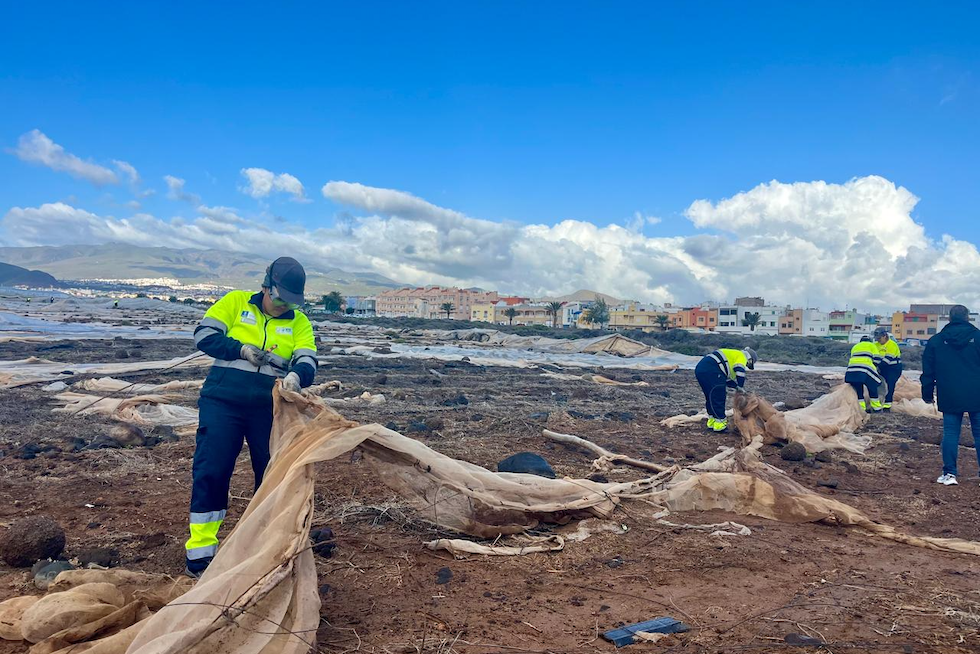 El Cabildo destina 1,5 millones a una nueva campaña de empleo para retirar invernaderos abandonados cerca del aeropuerto