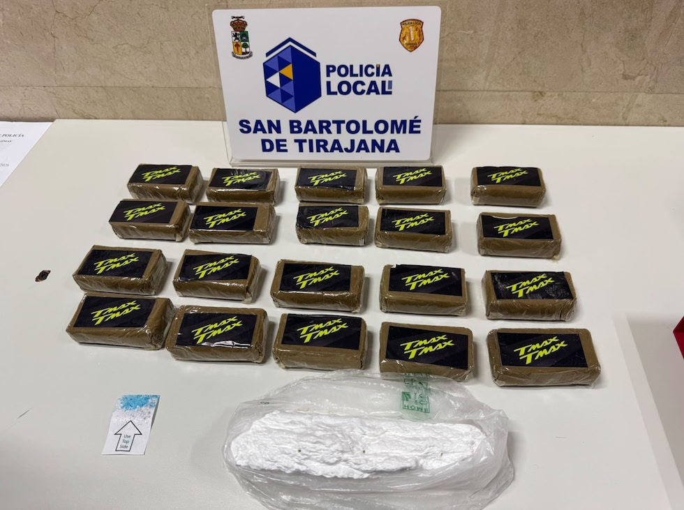 Imagen de 1,93 kilogramos de hach&iacute;s y 0,41 kilogramos de coca&iacute;na incautados. Maspalomas Ahora