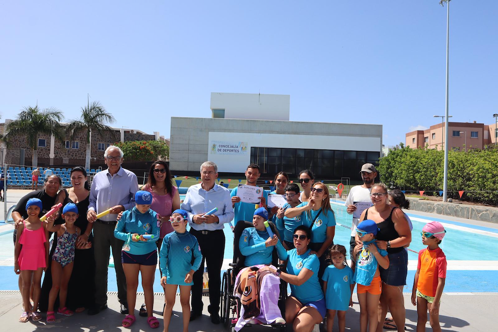 Seis monitores especializados retoman la atención en las piscinas municipales tras un curso de natación adaptada