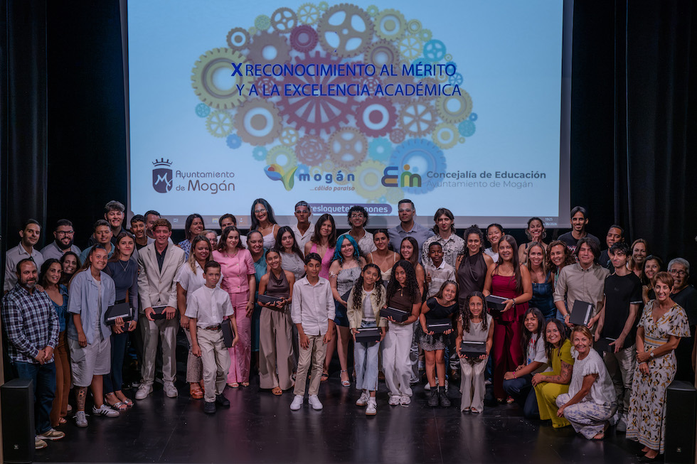 Alumanado, profesorado, alcaldesa y miembros de la Corporacion local. Maspalomas Ahora