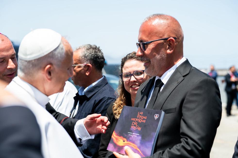 El Vaticano pide más ejemplares del libro de los afectados del volcán entregado al papa León XIV