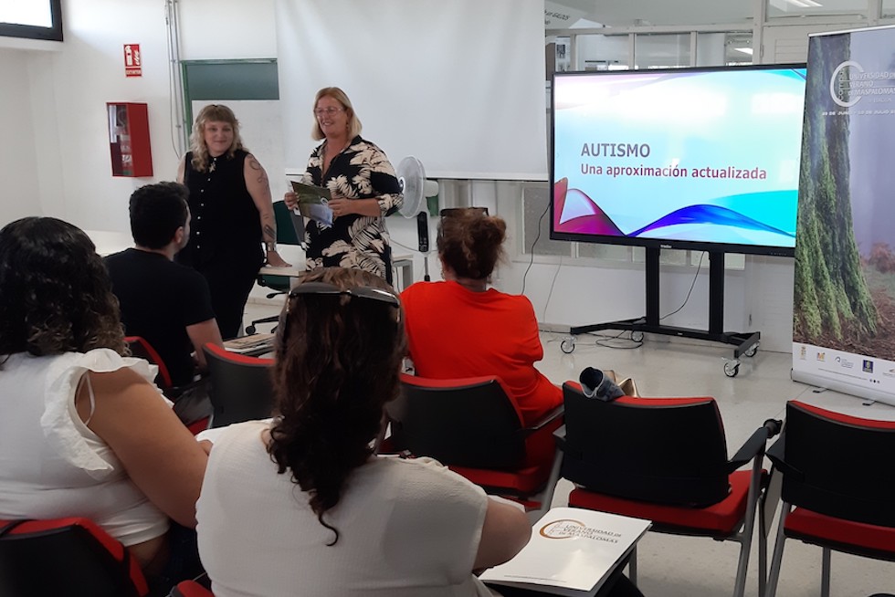 Ana Silva Grao y lena Alamo,  en el curso sobre Autismo. Maspalomas Ahora