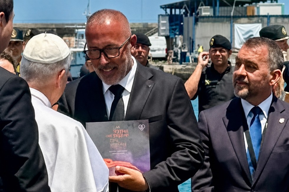 El papa recibe un libro con testimonios de afectados por el volcán de La Palma