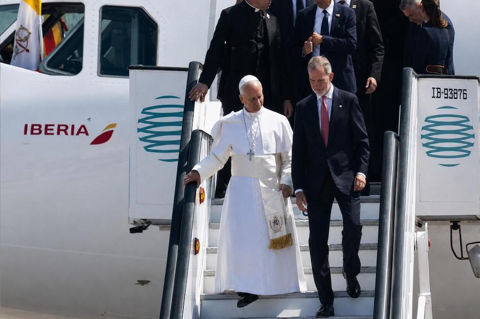 El avión del papa León XIV sufre una avería en Tenerife y obliga a reorganizar su traslado a Roma