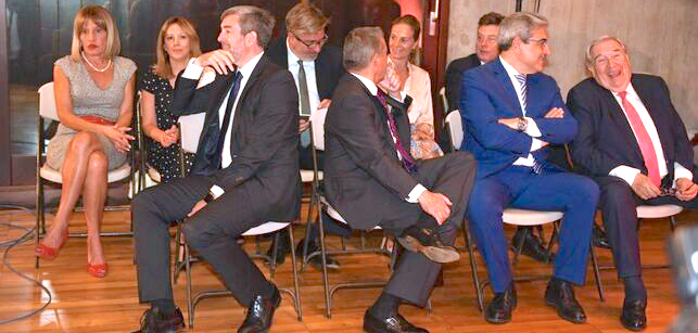 Los expresidentes Fernando Clavijo y Paulino Rivero se dan las espalda en la toma de posesi&oacute;n de &Aacute;ngel V&iacute;ctor Torres. Foto: Sergio M&eacute;ndez, Diario de Avisos