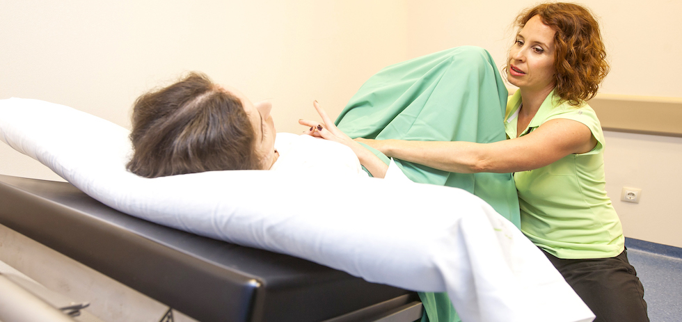 Almudena Medina en una sesión con una paciente