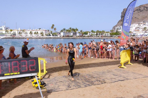 Llegada de Carla Chaar a la meta de la XIII Travesía a Nado Taurito-Playa de Mogán